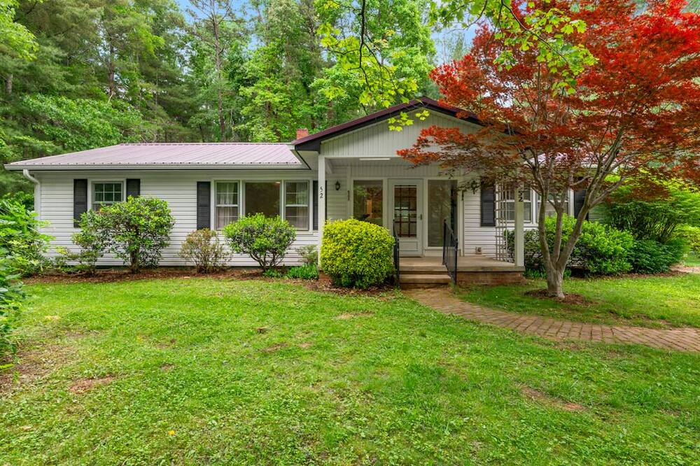 Breezy Farmhouse on 50+ acres w\/ Lake + Hiking Trails