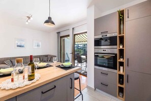 Réfrigérateur, four à micro-ondes, un four, surface de cuisson