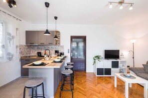 Fridge, microwave, oven, stovetop - Holiday apartment with barbecue close to the beach (Selce)