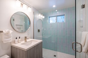 Dusche, Haartrockner, Handtücher, Seife
