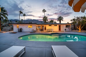 A heated pool - Desert Oasis with Pool, Spa, Mini Golf, Mt Views (Palm Springs)