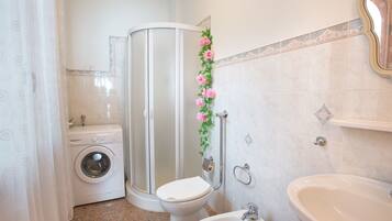 Haartrockner, Bidet, Handtücher