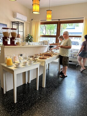 包含每日自助早餐