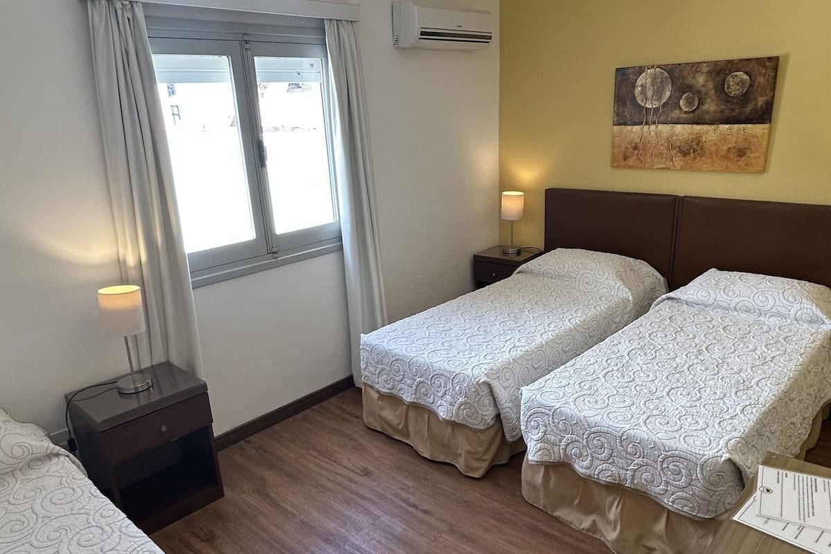 Habitación triple estándar | Ropa de cama de alta calidad, edredón y minibar