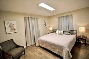 4 bedrooms, WiFi, bed sheets - Room for 10 and unlimited hot water!! (Cary)