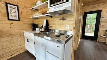 Réfrigérateur, micro-ondes, plaque de cuisson, cafetière/bouilloire