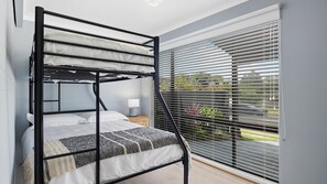 4 bedrooms, iron/ironing board, WiFi, bed sheets - Rennies Sands (Ulladulla)