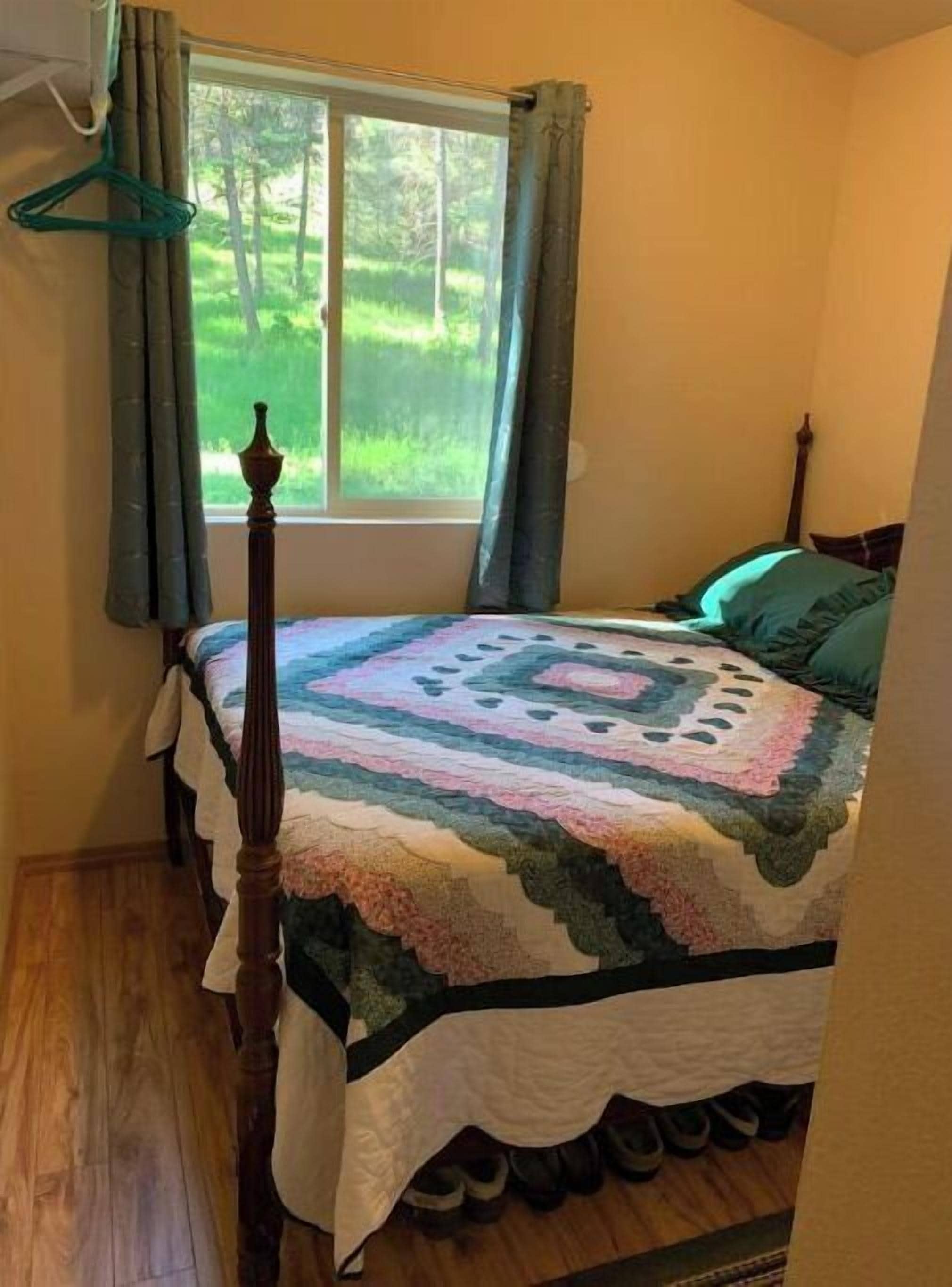 2 bedrooms, iron/ironing board, travel cot, free WiFi