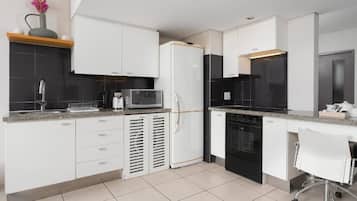 Standard Studio | Private kitchen | Full-sized fridge, microwave, oven, stovetop