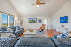 Smart TV, books, video library, offices - Oceanfront Dog Friendly Home in Hatteras with Close Beach Access (Hatteras)