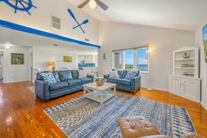 TV connectée, livres, vidéothèque, espaces bureaux