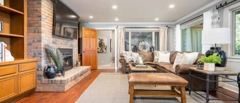 Smart TV, chimenea y libros