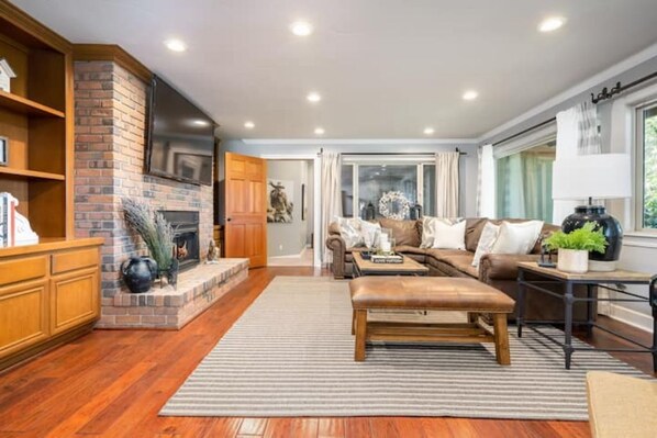 Älytelevisio, takka, kirjoja