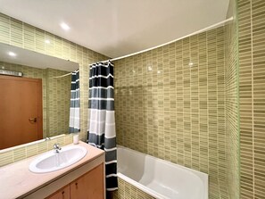 Baignoire, sèche-cheveux, serviettes fournies