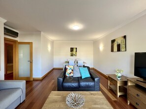 TV - ALBUFEIRA MODERN 4 WITH POOL by HOMING (Albufeira)