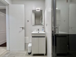 Douche, sèche-cheveux, serviettes fournies