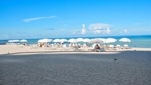 På stranden