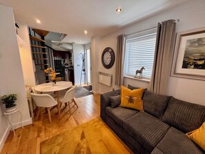 Smart TV y chimenea 