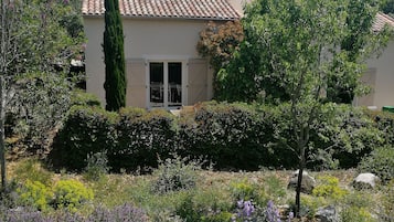 Rumah, 2 kamar tidur, akses ke kolam renang, area taman (Gîte L'Amandier) | 2 kamar tidur, seprai premium, setrika/meja setrika, dan Wi-Fi gratis