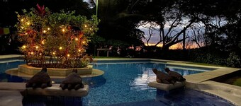 Beachfront Villa Stunning Private Pool, Stunning Patio, 4BR, 3BA private parking