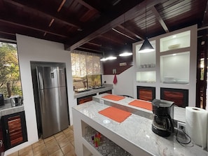 Refrigerador, microondas, cafetera y tetera y tostadora