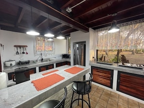 Réfrigérateur, micro-ondes, cafetiÚre/bouilloire, grille-pain