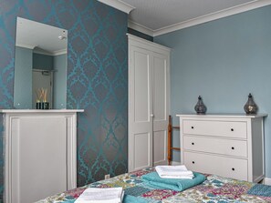 6 bedrooms, free WiFi, bed sheets - 6 bedroom accommodation in Scarborough (Scarborough)