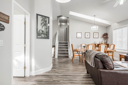 Entire large house, 7BR/4BA/9beds, 5 minutes to Airport, Ctrain & Shopping