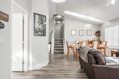 Entire large house, 7BR/4BA/9beds, 5 minutes to Airport, Ctrain & Shopping