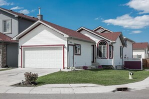 Exterior - Entire large house, 7BR/4BA/9beds, 5 minutes to Airport, Ctrain & Shopping (Calgary)