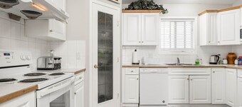 Entire large house, 7BR/4BA/9beds, 5 minutes to Airport, Ctrain & Shopping