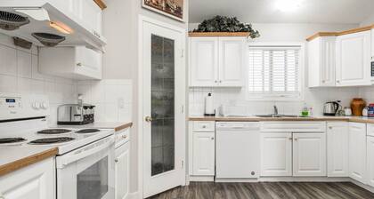 Entire large house, 7BR/4BA/9beds, 5 minutes to Airport, Ctrain & Shopping