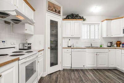 Entire large house, 7BR/4BA/9beds, 5 minutes to Airport, Ctrain & Shopping