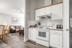 Réfrigérateur, four à micro-ondes, un four, surface de cuisson