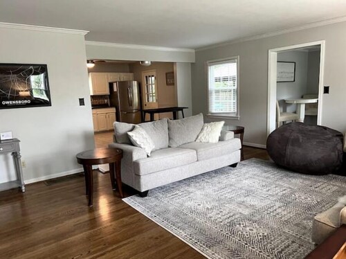 Newly renovated- 2.5 mi to Downtown Riverfront