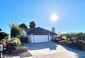 Exterior - King Bed Renovated 3 Bedroom Close To The Coast (Oceanside)