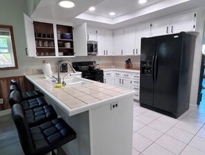 Fridge, microwave, oven, stovetop - King Bed Renovated 3 Bedroom Close To The Coast (Oceanside)