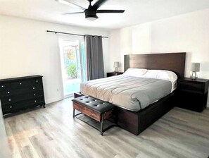 6 bedrooms, desk, iron/ironing board, free WiFi - King Bed Renovated 3 Bedroom Close To The Coast (Oceanside)