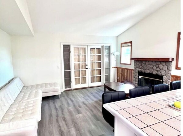 Interior - King Bed Renovated 3 Bedroom Close To The Coast (Oceanside)