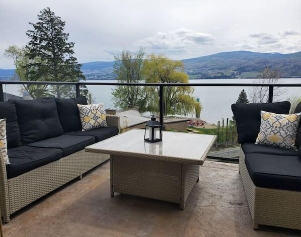 Property grounds - 3 Bdrm Wine Country Luxury Waterfront Condo (West Kelowna)
