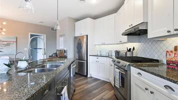 Réfrigérateur, four, plaque de cuisson, lave-vaisselle