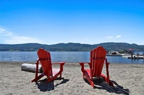Beach - 3 Bdrm Wine Country Luxury Waterfront Condo (West Kelowna)