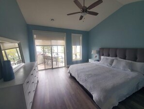 3 bedrooms, desk, iron/ironing board, WiFi - 3 Bdrm Wine Country Luxury Waterfront Condo (West Kelowna)