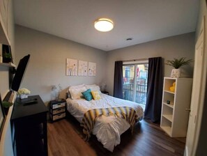 3 bedrooms, desk, iron/ironing board, WiFi - 3 Bdrm Wine Country Luxury Waterfront Condo (West Kelowna)