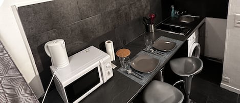 Réfrigérateur, micro-ondes, plaque de cuisson, bouilloire électrique