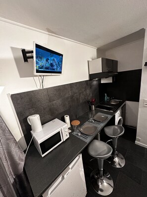 Fridge, microwave, stovetop, electric kettle