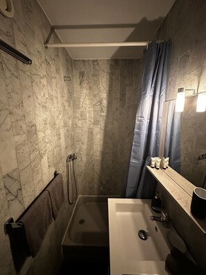 Haartrockner, Handtücher, Toilettenpapier
