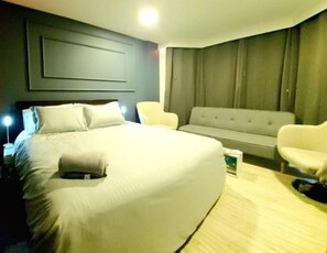 1 habitación, escritorio, tabla de planchar con plancha y wifi