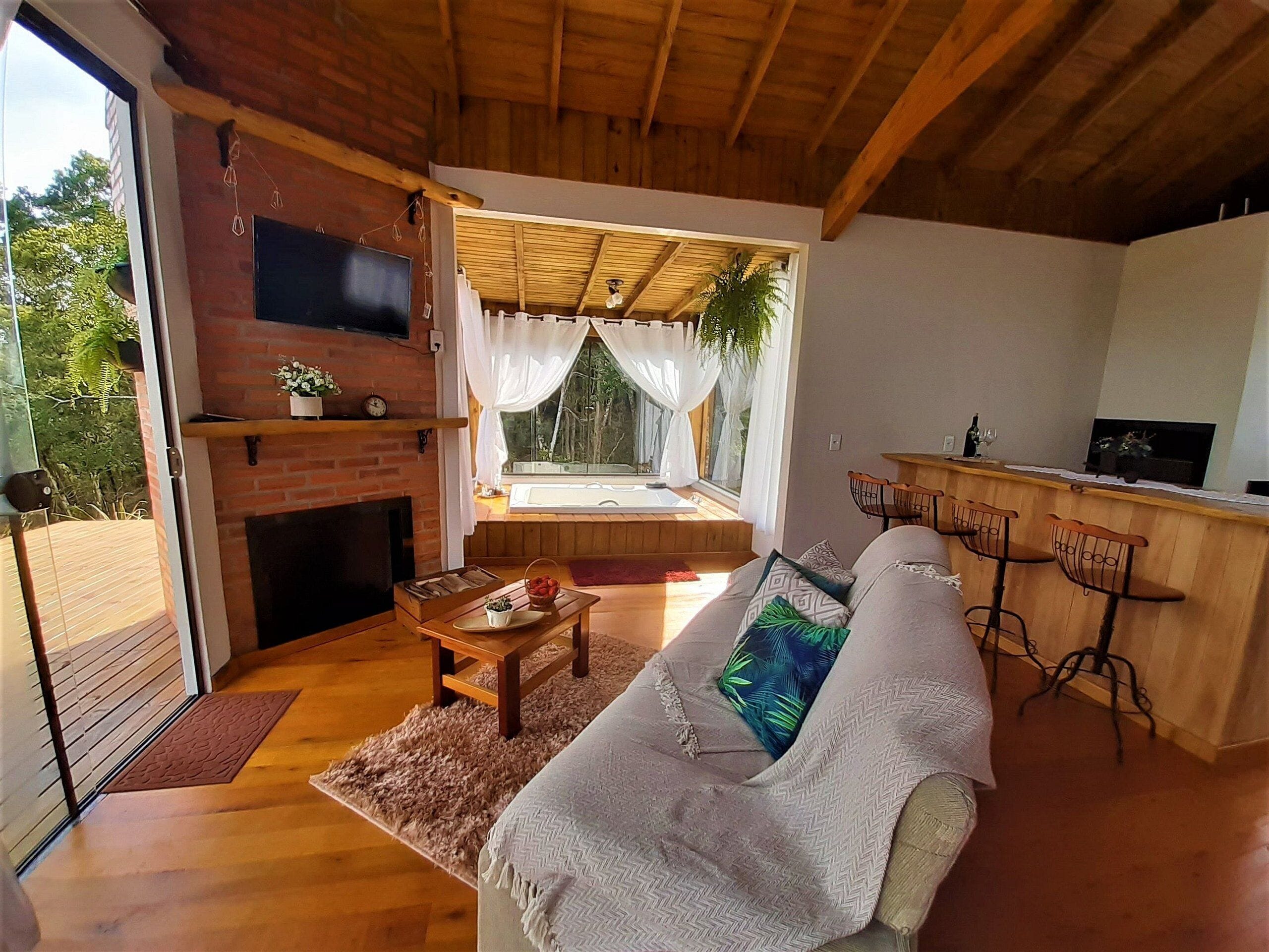 Alpehytte – honeymoon, massasjebadekar, fjellutsikt | Oppholdsområde | En 32-tommers smart-TV med digitale kanaler samt TV og Netflix