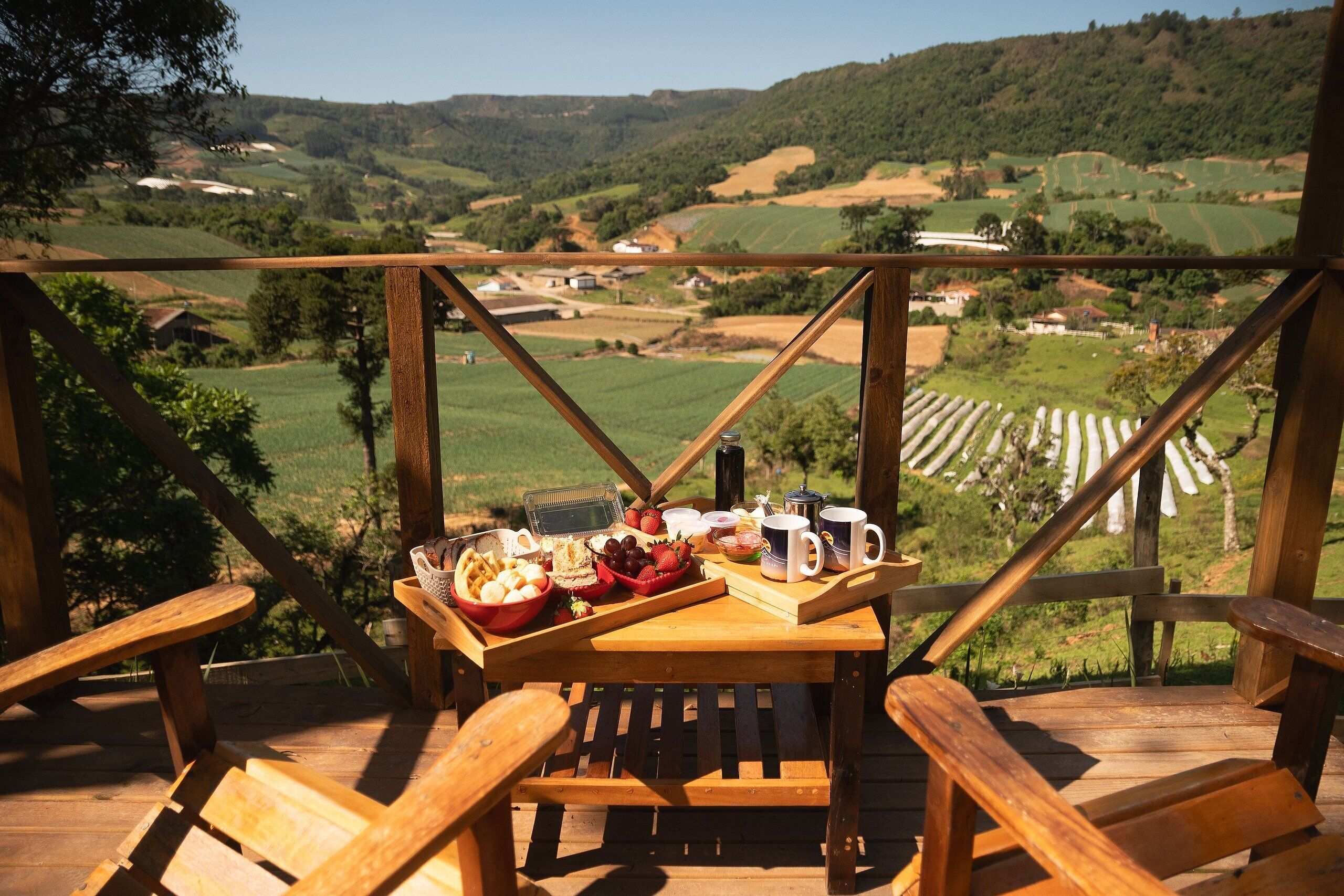 Chalet romántico, hidromasaje, vista a la montaña | Restaurante al aire libre
